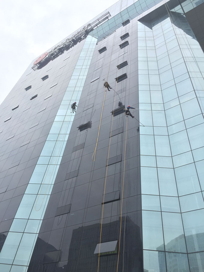 成都中信銀行高空外墻保潔清潔服務